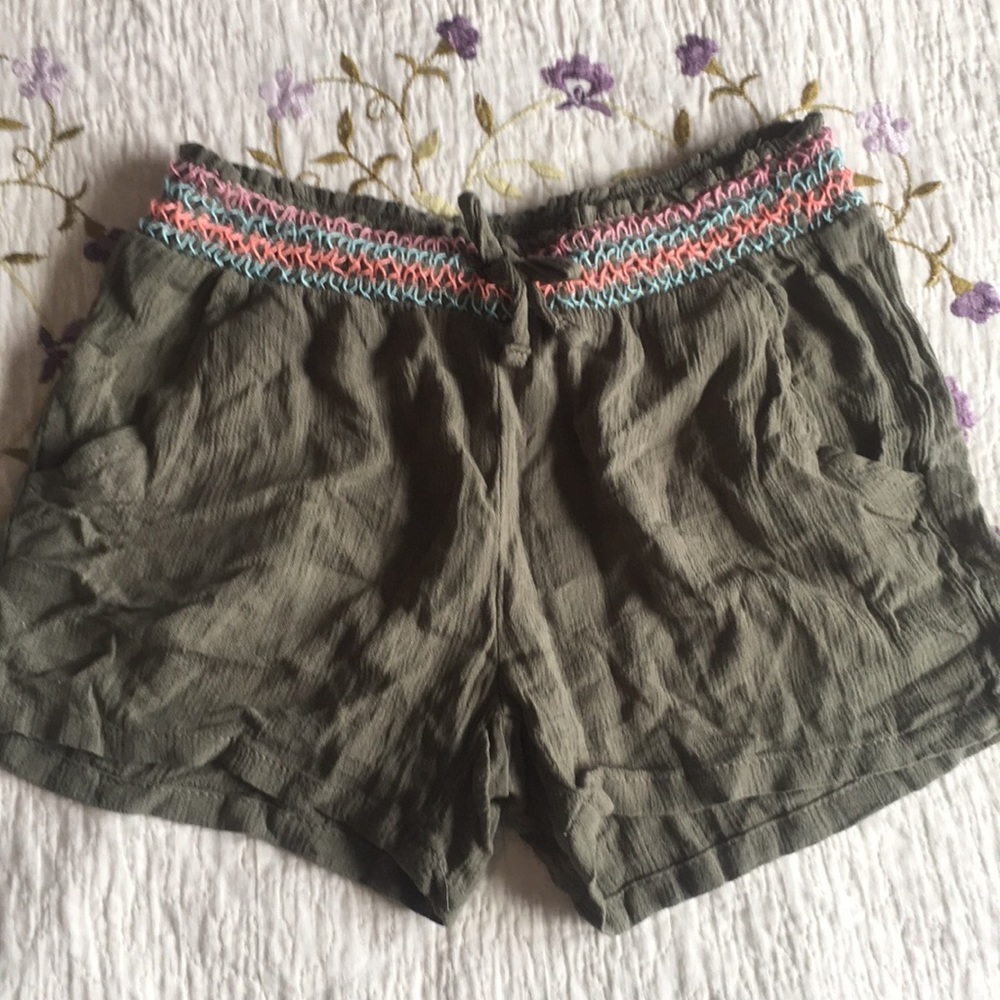 Super cute linen type shorts